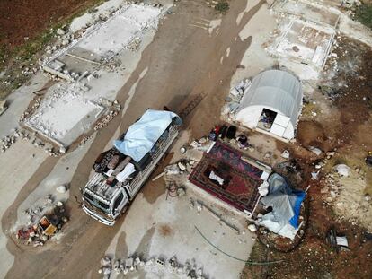 Vista aérea de una calle a las afueras de la ciudad de Binnish, en Idlib (Siria), de la que huyen varios refugiados que abandonan el campamento para desplazados en el que vivían, este martes.