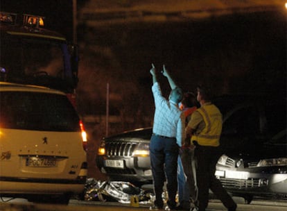 Un guardia civil y agentes de la Policía Judicial señalan el lugar donde ocurrió el accidente.