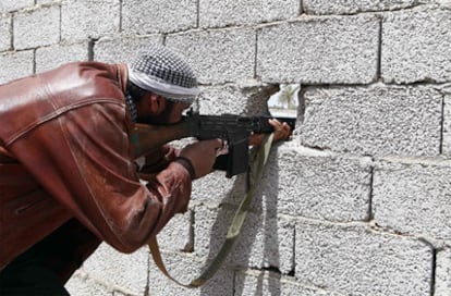 Un rebelde, en una posición cercana a Misrata, controla a las tropas de Gadafi.