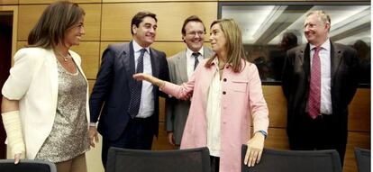 Ana Mato conversa con consejeros y otros asistentes a la reunión del Consejo Territorial de la Dependencia