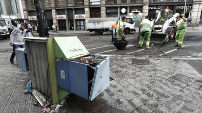 Operaris municipals netejaven dissabte els carrers de Barcelona.