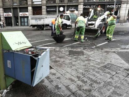 Operaris municipals netejaven dissabte els carrers de Barcelona.