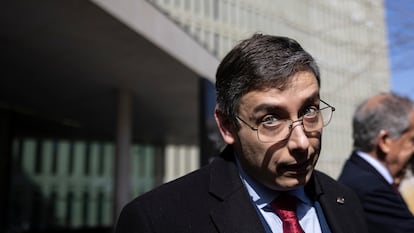 El letrado de Abogados Cristianos, José María Fernández Abril, en los juzgados de Barcelona.