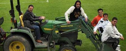 El técnico del Deportivo, Joaquín Caparrós, transporta a Juan Rodríguez (arriba) y a Riki, Iago y Adrián, abajo.