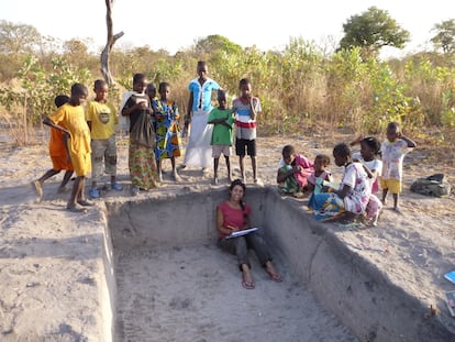 La arqueóloga Sirio Canós durante una campaña de excavación en el sur de Senegal.