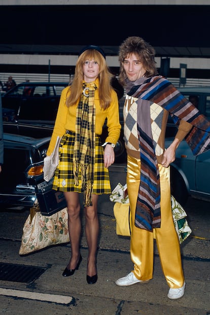 Mix & Match. Rod en el aeropuerto de Londres con la modelo Dee Harrington, entonces su pareja, en enero de 1974.