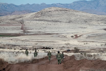 Soldados de la Guardia Nacional patrullan los alrededores de Bavispe (Estado de Sonora), luego de la masacre contra la familia Lebarón, en 2020.