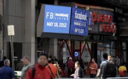 Vista del logotipo de la red social Facebook en el luminoso del exterior de la sede del mercado Nasdaq en Nueva York, Estados Unidos. EFE/Archivo