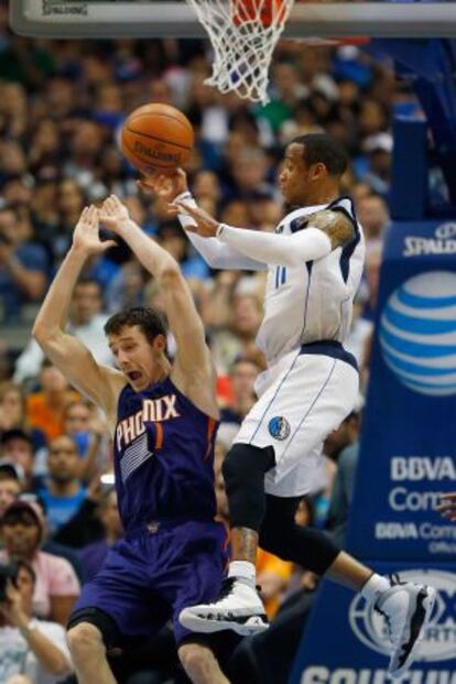 Monta Ellis intenta encesar ante Dragic