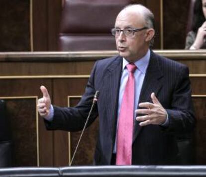 El ministro de Hacienda y Administraciones Públicas, Cristóbal Montoro, durante una intervención en la sesión de control al Gobierno del pleno del Congreso. EFE/Archivo