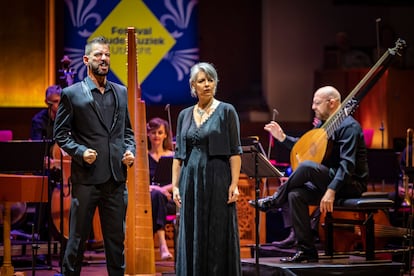 Alessandro Ravasio (Plutón) y Francesca Cassinari (Proserpina) durante la interpretación de ‘L’Orfeo’ de Monteverdi. A la derecha, el laudista y director Michele Pasotti.