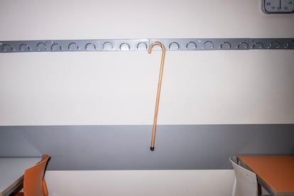 Un bastón en la cafetería del centro de mayores Ferrer i Guardia de Fuenlabrada.