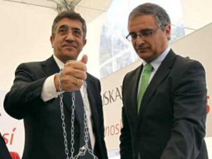 Patxi López, a la izquierda, y el subdelegado del Gobierno en Gipuzkoa, José Luis Herrador.