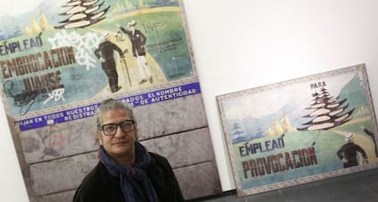 El artista Carlos Garaicoa ante una de sus 'Cerámicas porno-indignadas'.