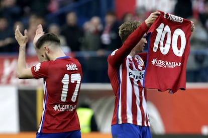 El delantero del Atlético de Madrid Fernando Torres celebra el gol marcado ante el Eibar, el tercero del equipo, y su número 100 con el club, durante el partido de la vigésimo tercera jornada de Liga que disputan en el estadio Vicente Calderón de Madrid, el 6 de febrero de 2016.