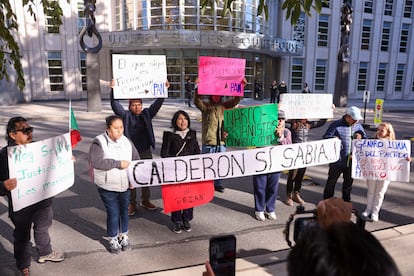 Mexicanos protestan contra Genaro García Luna a la espera de su sentencia en la entrada del tribunal federal de Brooklyn, este martes en Nueva York (EE UU).