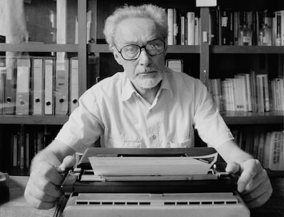 El escritor Primo Levi en Roma en 1986.