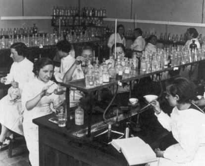 Alumnas en el Laboratorio Foster de la Residencia de Señoritas, hacia 1930.
