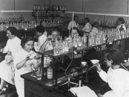 Alumnas en el Laboratorio Foster de la Residencia de Se&ntilde;oritas, hacia 1930.