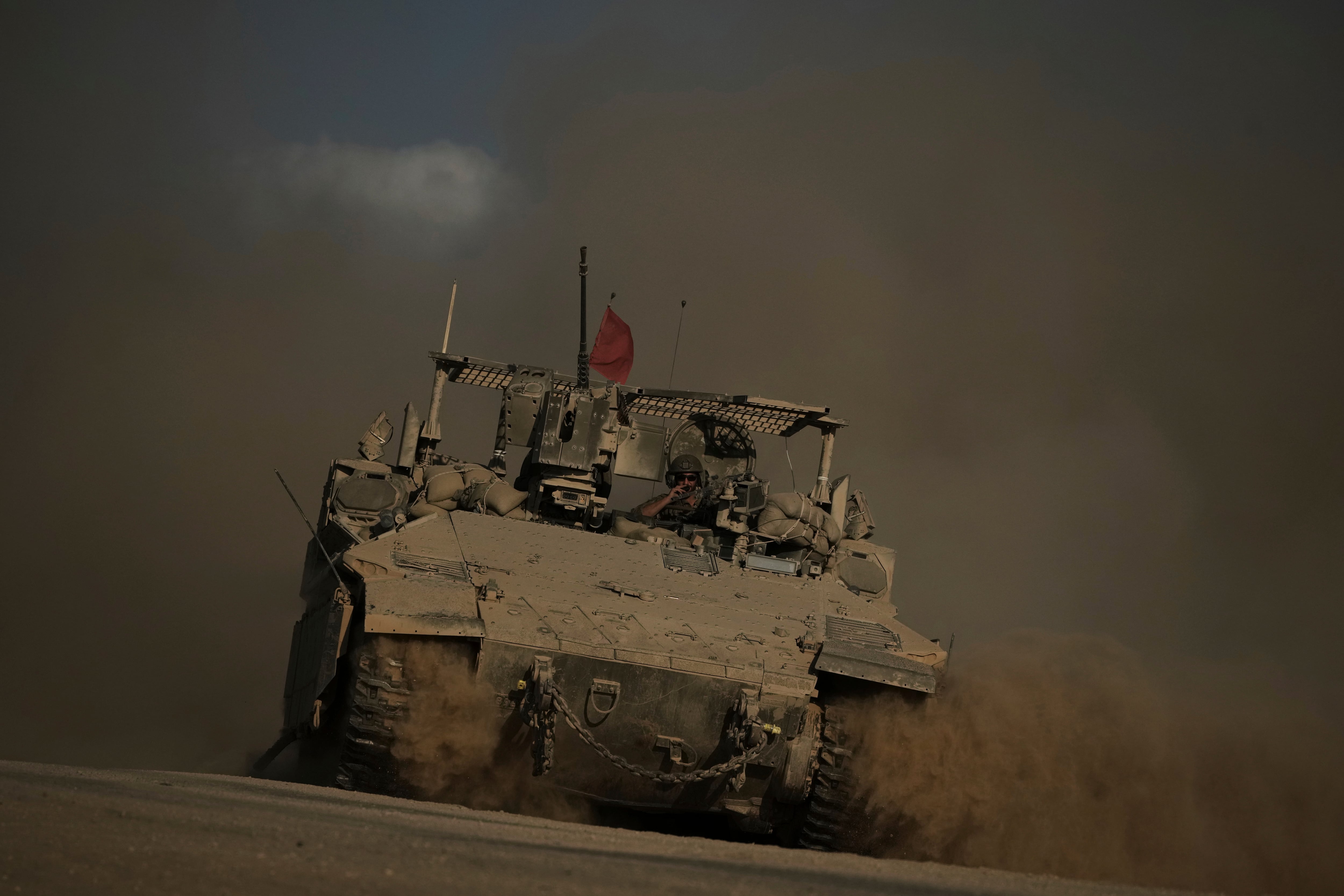 Bombardeos masivos y tanques siembran el pánico en Ciudad de Gaza 