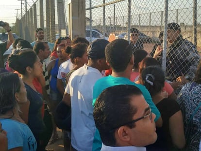 Familiares de detentos em Rio Branco.