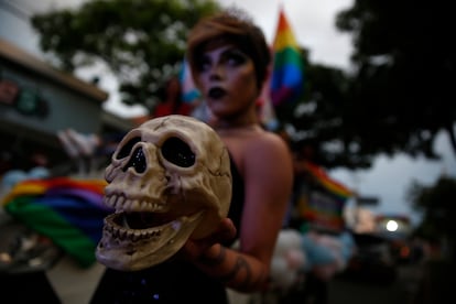 Cientos de personas participan a la marcha del Orgullo en Cali, (Colombia) el domingo.