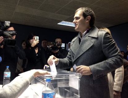 El candidato de Ciutadans a la presidencia de la Generalitat, Albert Rivera, ejerce su derecho al voto en el municipio barcelon&eacute;s de La Garriga. 