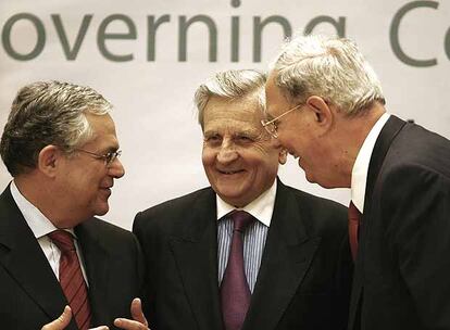 Jean-Claude Trichet, en el centro, habla con el gobernador del Banco de Grecia, Nicholas Garganas, y el vicepresidente del BCE, Lucas Papademos.