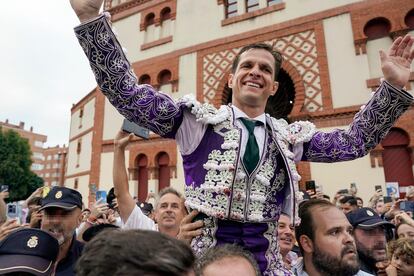 El Juli, a hombros tras su triunfal tarde en la Feria de Begoña.