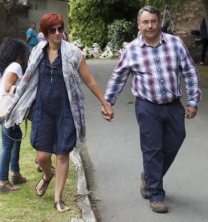 Sandra Ortega y su marido en el entierro de Rosalía Mera.