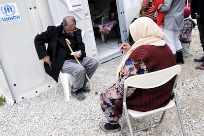 Una pareja de ancianos ante el dispensario médico de la ONG Médicos del Mundo de Kara Tepe.