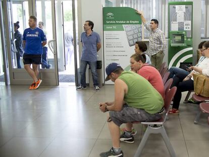 Varias personas esperan su turno en la oficina de empleo de la localidad de Dos Hermanas, Sevilla.