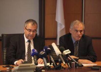 El ministro de Finanzas de Chipre, Michalis Sarris (d) y el el gobernador del Banco Central, Panikos Dimitriadis (i) durante una rueda de prensa celebrada en Nicosia, Chipre. EFE/Archivo