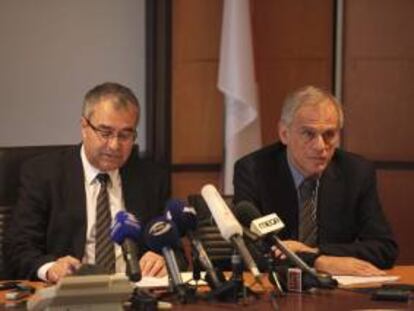 El ministro de Finanzas de Chipre, Michalis Sarris (d) y el el gobernador del Banco Central, Panikos Dimitriadis (i) durante una rueda de prensa celebrada en Nicosia, Chipre. EFE/Archivo