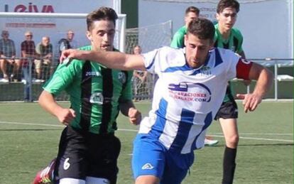 Samuel Galán, de azul, durante un partido.
