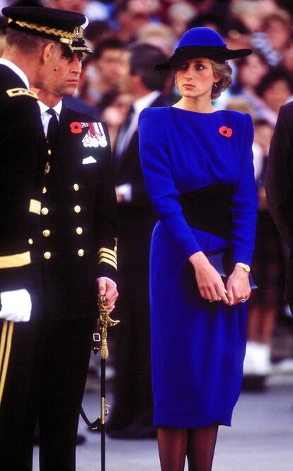 Princess Diana vestida con sombrero y vestido de Bruce OIdfield en una imagen de 1985.