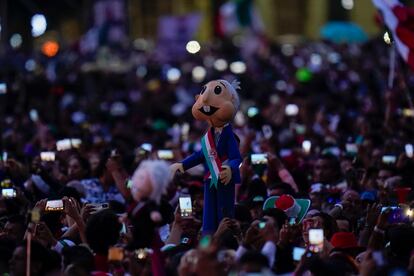 Una persona sostiene un muñeco que representa al presidente mexicano Andrés Manuel López Obrador, durante los festejos por la Independencia del país.