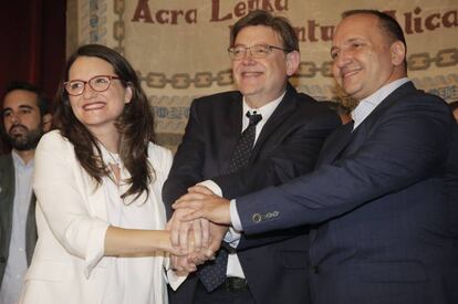 Mònica Oltra, Ximo Puig y Rubén Martínez, en la firma del pacto en Alicante.