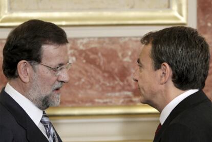 Rajoy y Zapatero conversan en un acto conmemorativo del Día de la Constitución, en 2010.