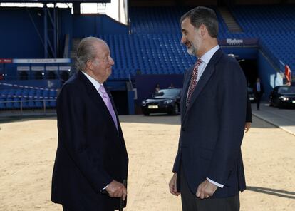 Los reyes Juan Carlos y Felipe charlan en el estadio Vicente Calderón de Madrid, lugar de presentación del informe COTEC, el 12 de junio de 2017.