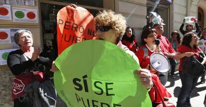 Protesta de la PAH ante el domicilio de González Pons en Valencia