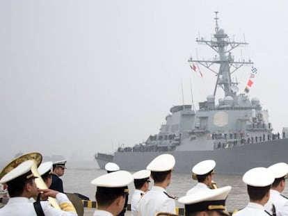 O destroier ‘USS Stethem’ chega ao porto de Xangai, em 2015.