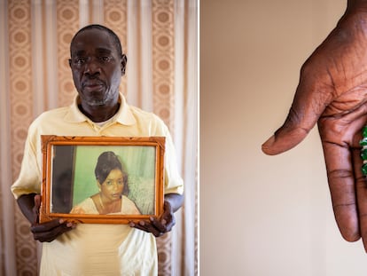 Assane Seck segura o retrato da esposa Marie Ba, que morreu de covid-19 em Dacar, e seu ‘tasbih’, um rosário muçulmano.