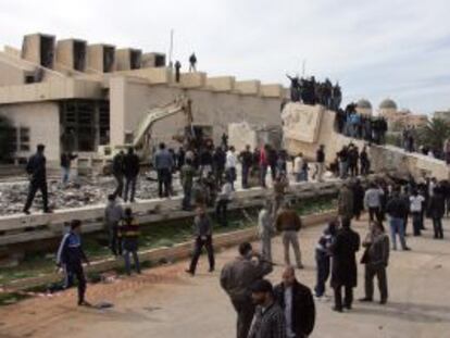Demolición del memorial dedicado a al egipcio Nasser en Bengasi.