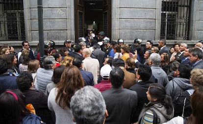 Polícia peruana bloqueia entrada do Congresso