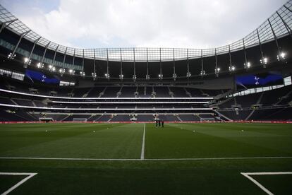 Nno será la primera plantilla la que estrene el nuevo feudo de los 'Spurs', ya que el 24 de marzo se disputó un encuentro del equipo sub-18 ante el Southampton. Entonces, el extremo J´Neil Bennett marcó el primer gol en la historia del nuevo campo.