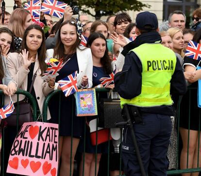 La gente espera a las puertas del Palacio Presidencial de Varsovia para ver al príncipe Guillermo y a su esposa Kate Middleton.