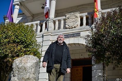 José Ignacio Delgado, exalcalde de Caleruega (Burgos), delante del Ayuntamiento del pueblo.