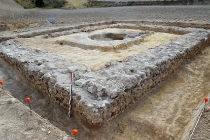 Estructura funeraria hallada en Caraca, vista desde el noroeste.