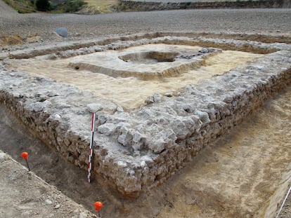 Estructura funeraria hallada en Caraca, vista desde el noroeste.